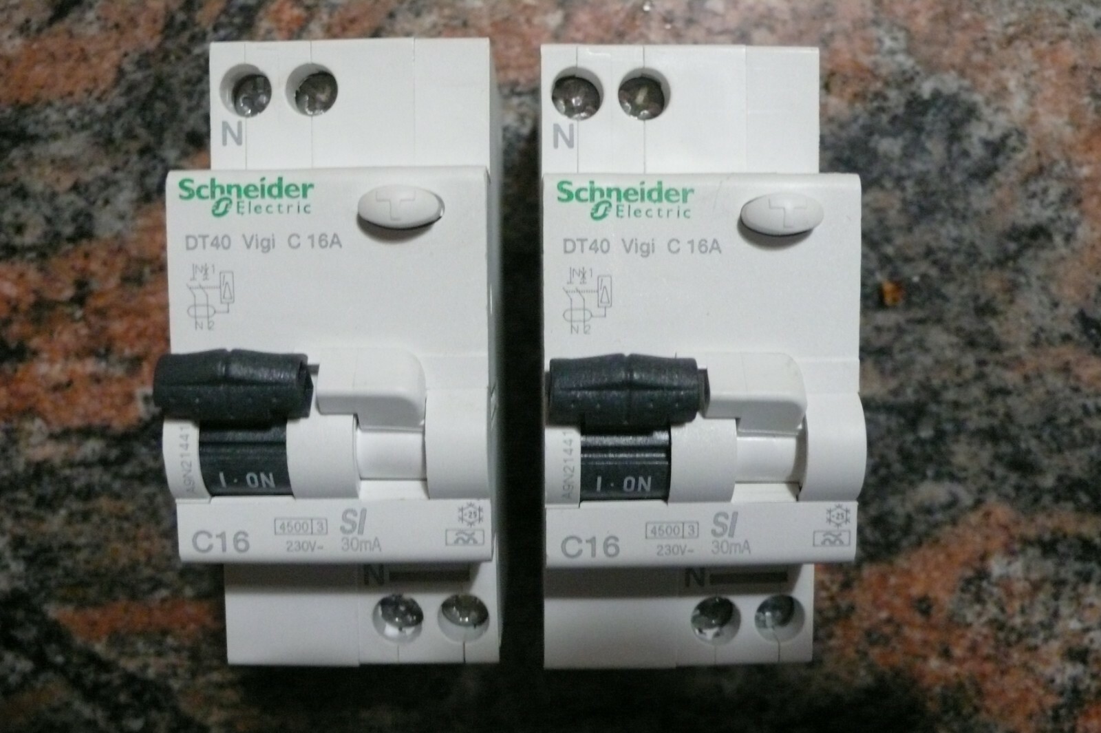 Disjoncteur différentiel 16A 30mA Schneider A9N21441 - Protection bipolaire 2P pour tableau électrique