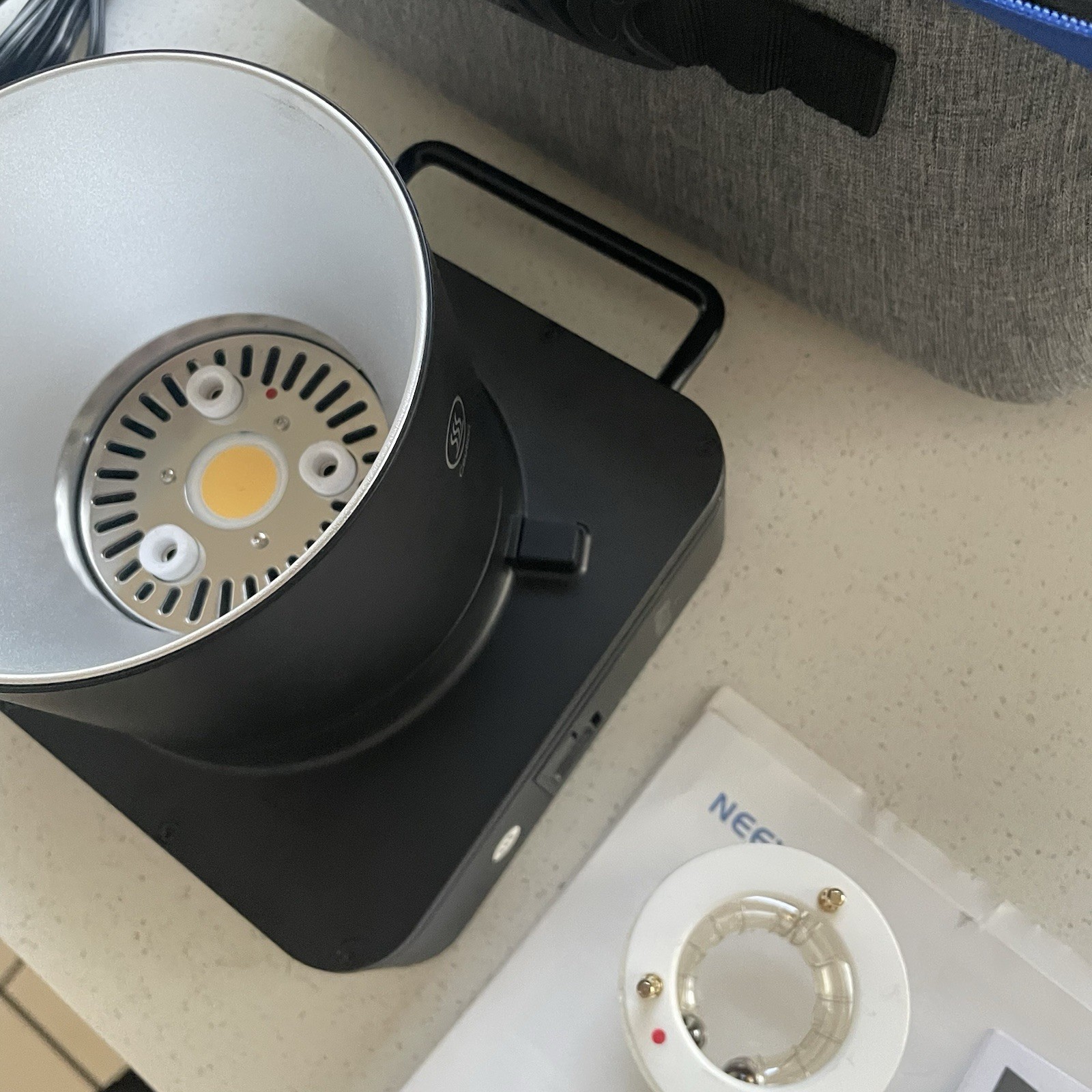 NOT WORKING NEEWER Q4 400Ws 2.4G TTL Flash HSS Strobe Light Monolight With Case