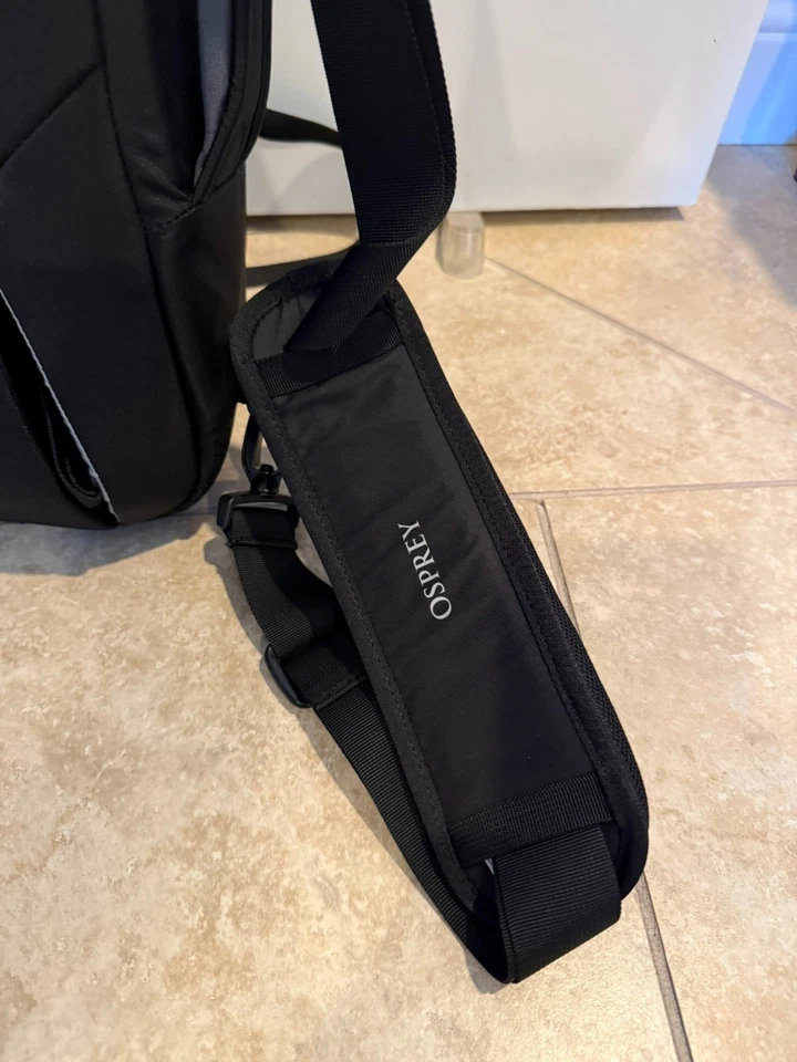 Mochila de viaje Osprey Porter 30 con correa para el hombro y "chaqueta recta" Foto 3 de 4