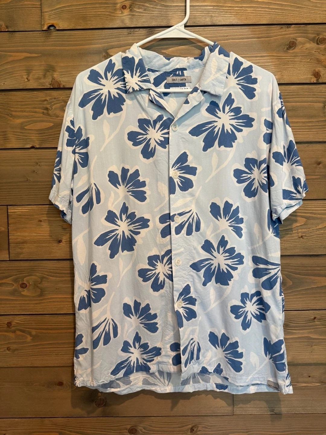 SALT/EARTH Men's Blue and White Hibiscus Floral Print Short Sleeve Shirt S