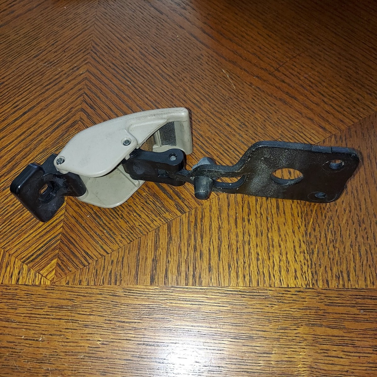 03-09 LEXUS GX470 TAN OEM Genuine LOCK ASSY QUARTER WINDOW glass