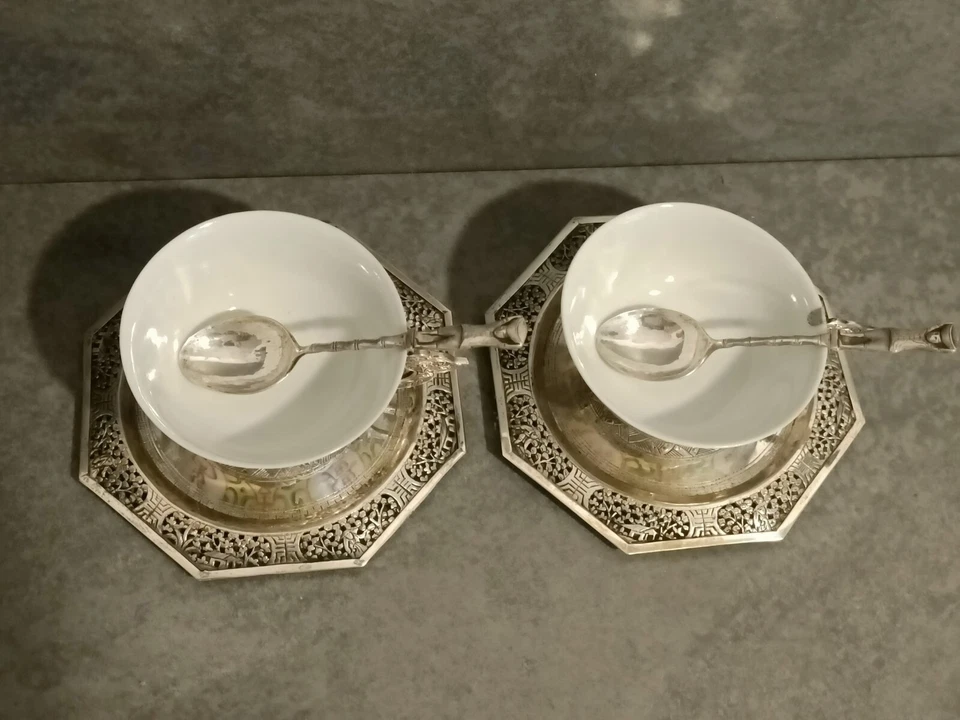 Indochine. Paire de Tasses en Porcelaine et Argent Anciennes - Photo 2/4