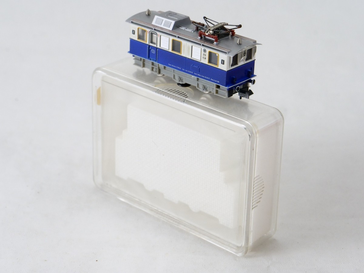 Locomotive électrique E 215 avec patin nettoyeurs echelle N Fleischmann - Modélisme