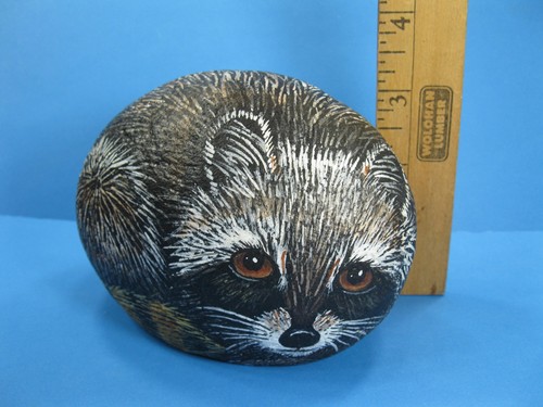 Vintage Raccoon Hand Painted On Rock Stone Signed and Dated Weighs 2 lbs 8 oz - Picture 2 of 8