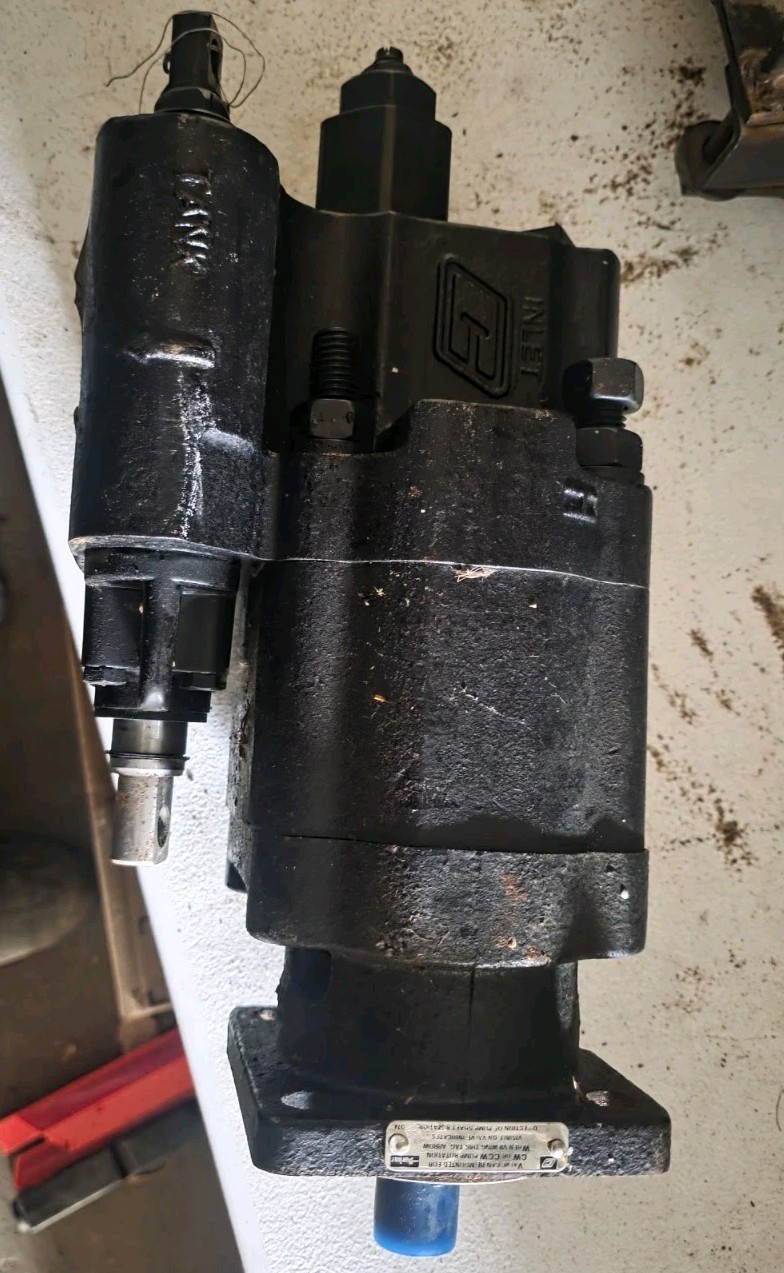 3149325229 Parker Hannifin Hydraulic Pump C102 Open Box One Broken Ear READ Desc