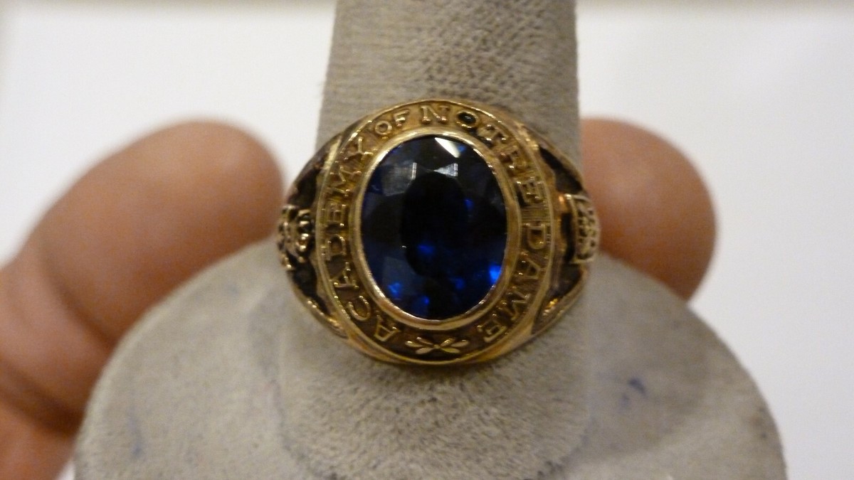 1960 10K GOLD NOTRE DAME ACADEMY SCHOOL RING SIZE 7 O 1960 10K GOLD NOTRE DAME ACADEMY SCHOOL RING SIZE 7 O