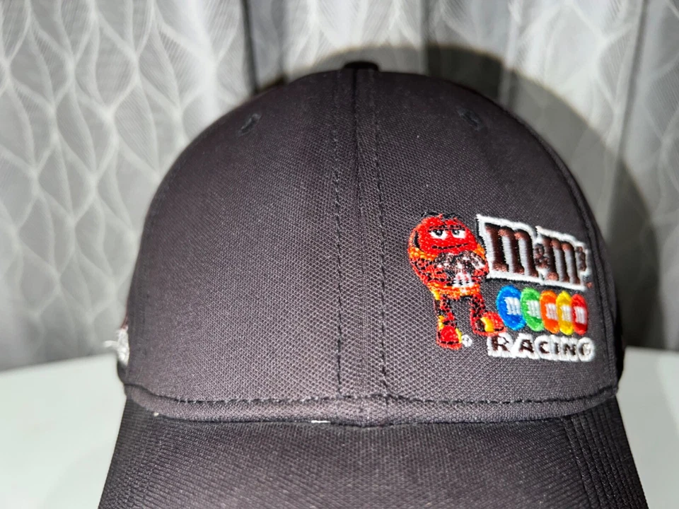 Gorra negra M&M Joe Gibbs Racing NASCAR banda flexible OSFM 18 en la parte posterior Foto 2 de 4