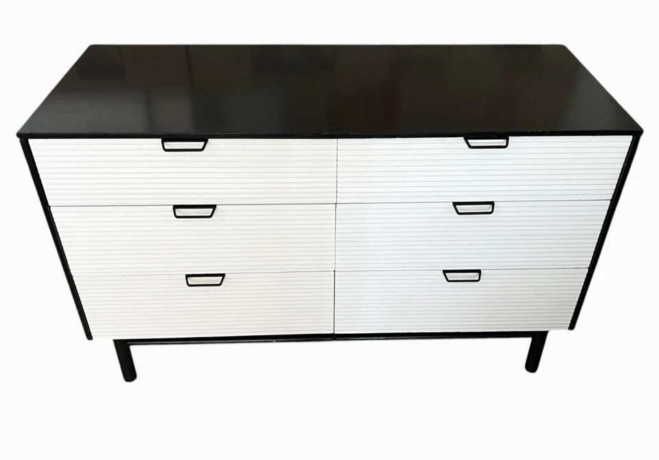 Cómoda vintage de nogal Mengel de mediados de siglo - 6 cajones, latón, recién restaurada Foto 2 de 4