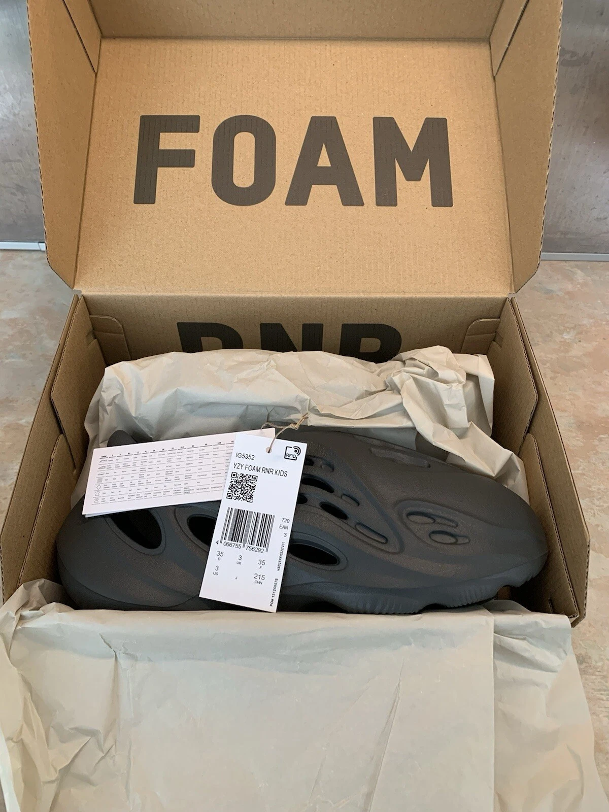 Adidas Yeezy Foam Runner RNR Carbon IG5352 bambini taglia UK 3 NUOVISSIME EU35 US3Y