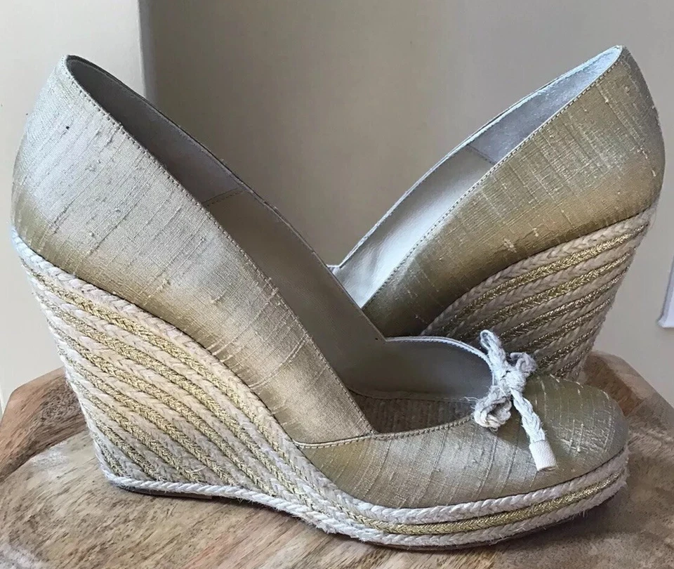 Alpargata Kate Spade cuñas seda oro detalles talla 10 Foto 3 de 4