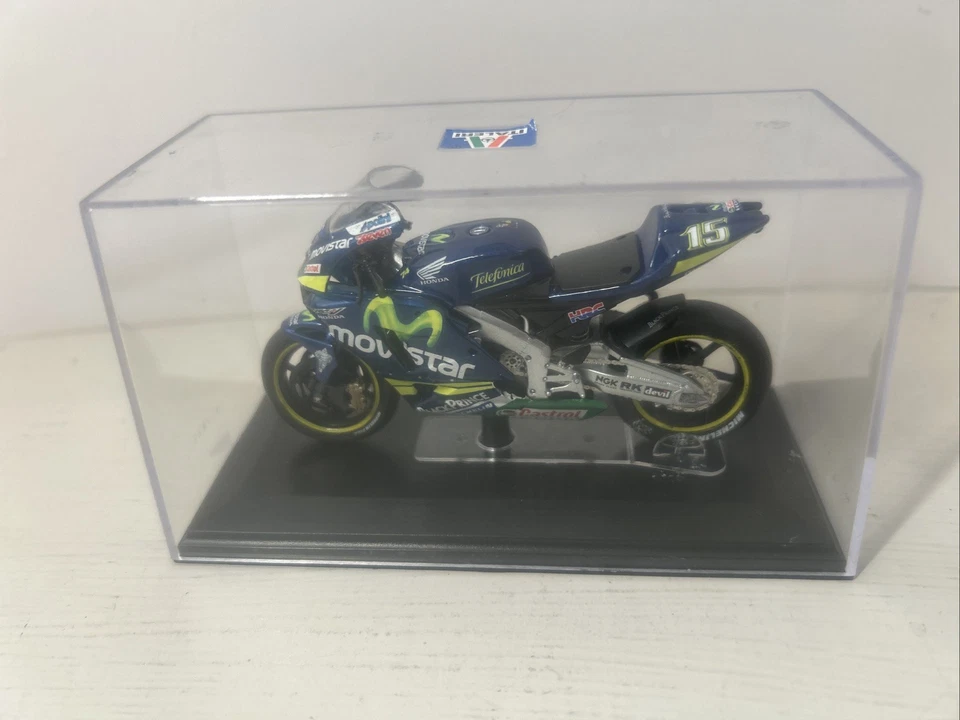 ITALERI MOTO GP WC Movistar Honda RC211V Sete Gibernau 2005 Model 1:22 Scale - Image 3 of 4
