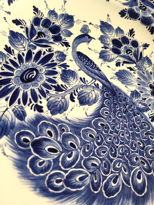 Großer Antiker Wandteller Royal Delft von 1894, handbemalt, Pfauenmotiv ''Regina''