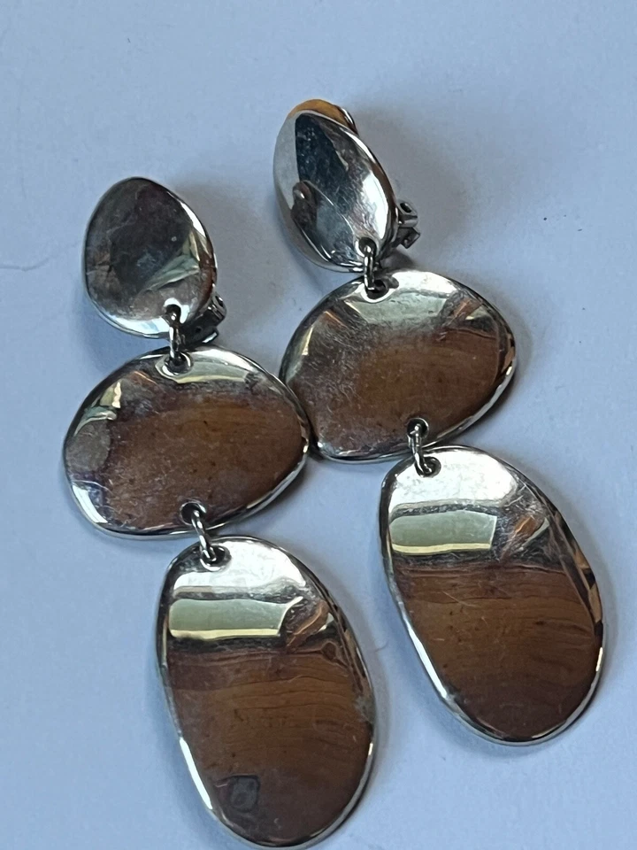 Pendientes de clip colgantes ovalados y oblongos de tono plateado largos y grandes marcados Chico’s -3,25 Foto 3 de 4