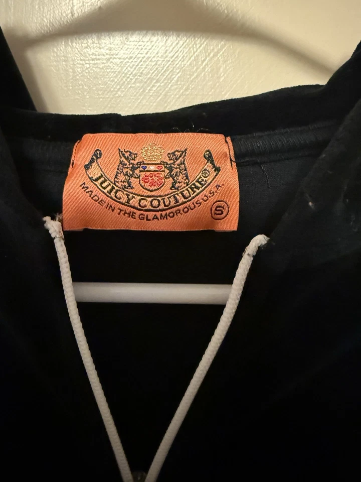 Sudadera con capucha de terciopelo negro Juicy Couture cremallera completa rayas blancas en las mangas vintage Y2K Foto 3 de 3