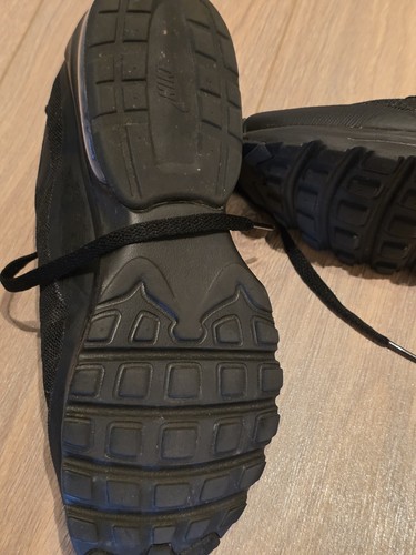 Nike Air Max Invigor UK 7.5 Triple Black Trainers Great Condition - Picture 6 of 10