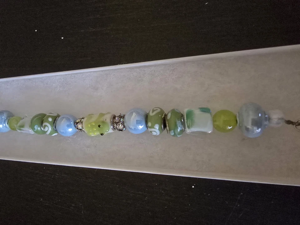 Pulsera para mujer con dije de rana verde y palanca de múltiples cuentas Foto 2 de 4