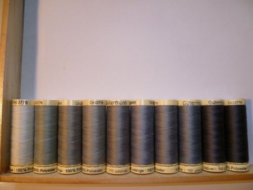 10 SPOLETTE FILO GUTERMANN 100% Poliestere 100 mt TONALITA' GRIGIO VEDI INFO - Foto 2 di 3