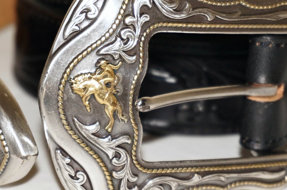 Cinto Western Vintage TONY LAMA Preto Couro Trabalhado e Estampado BRONCO 44" - Imagem 4 de 4