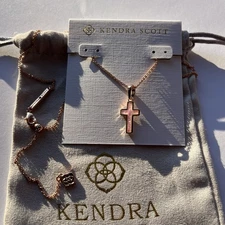✨🕊️Kendra Scott Cross Rose Gold Pendant Necklace in White Kyocera Opal✨🕊️