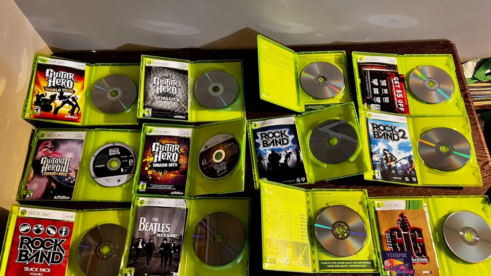 Paquete de consola Xbox 360 250 Gb Guitar Hero Rock Band 19 juegos Foto 3 de 4