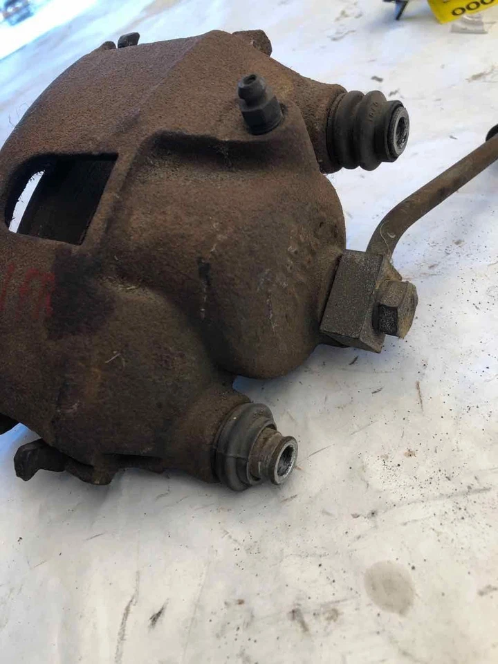 Pinza de freno de disco delantera Chrysler Cirrus 1995-2000 2,5 L lado derecho del pasajero Foto 3 de 4