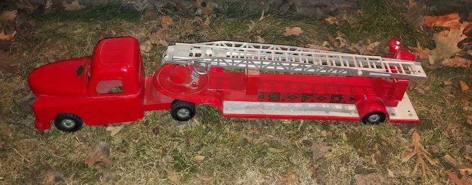 Vintage STRUCTO Aerial Fire Ladder Truck - Image 2 of 4