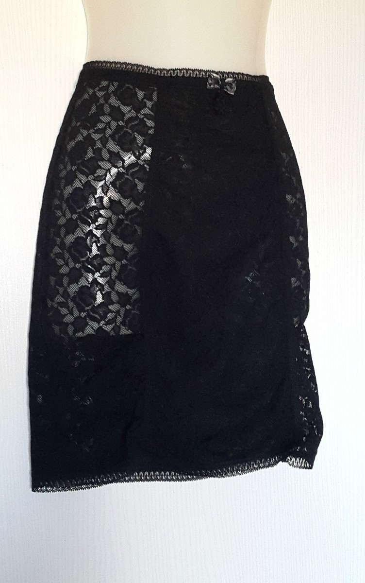 ETAM PIN UP JUPON GAINANT TAILLE S EN DENTELLE NOIR A MOTIF FLORAL