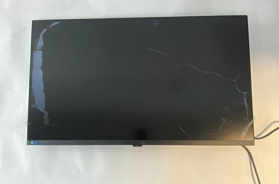 SAMSUNG 32-Inch ViewFinity S7 (S70D) Series 4K UHD (LCD DAMAGED) - Image 4 of 4