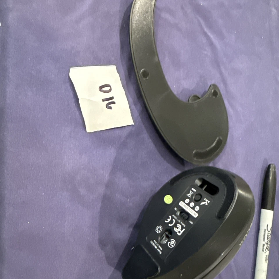 M618XSD Seeker Ergonomic Vertical Mouse with OLED Screen 4000DPI Rechargeable - Image 2 of 3