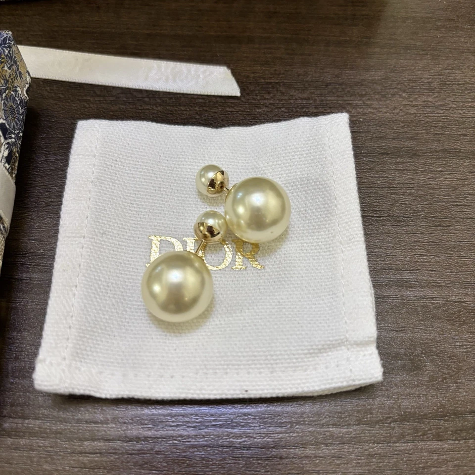 Pendientes Dior Tribales Acabado Dorado Metal y Perlas de Resina Blanca Foto 2 de 3