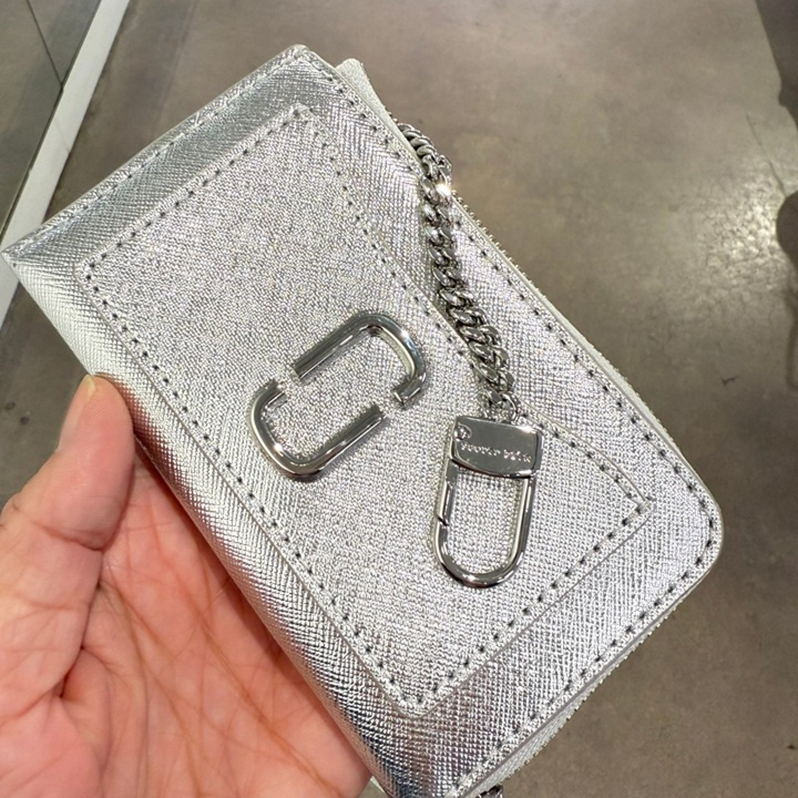 直営店Marc Jacobs Snapshot Top Zip Multi Wallet 2F4SMP067S02 The Metallic Utility Snapshot Top Zip Multi Wallet | Marc
