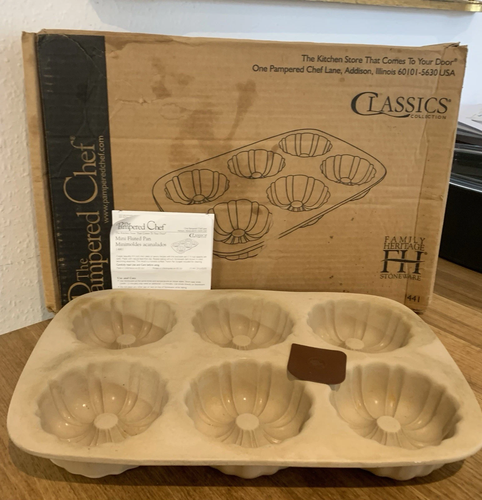 Pampered Chef Family Heritage Classics Fluted 6 Mini-Bundt Cake Stoneware Pan