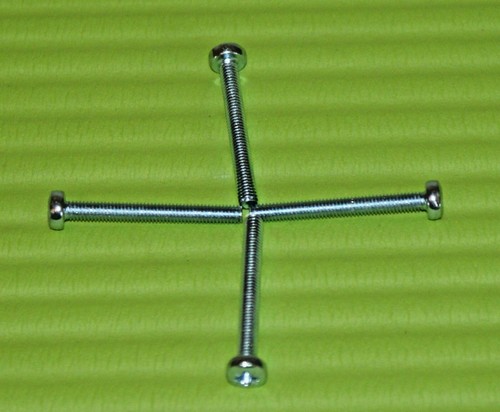 4 BEFESTIGUNGSSCHRAUBEN ZUM BEFESTIGEN STÄNDER MIT TV LED LCD PLASMA / ZWISCHEN HALS & TV