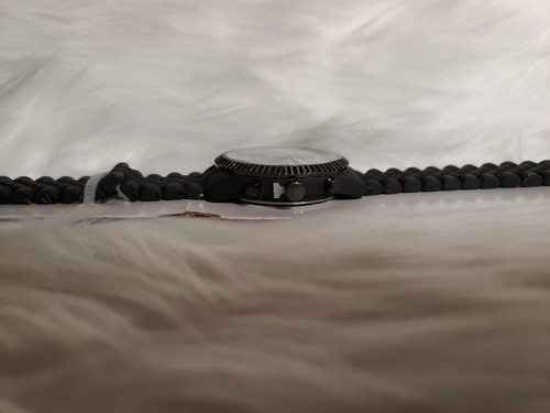 Black metal fashion analog watch with gun metal colored trim - Picture 4 of 5
