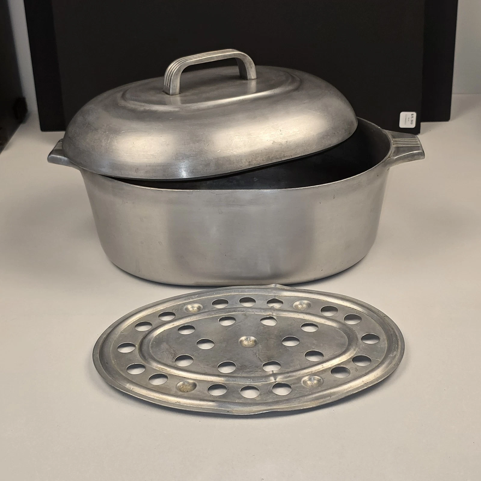 Vintage Wagner Ware Magnalite Sidney 0hio 8 Quart Roaster w / Lid 4265-P trivet