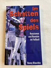 Im Schatten des Spiels: Rassismus und Randale...