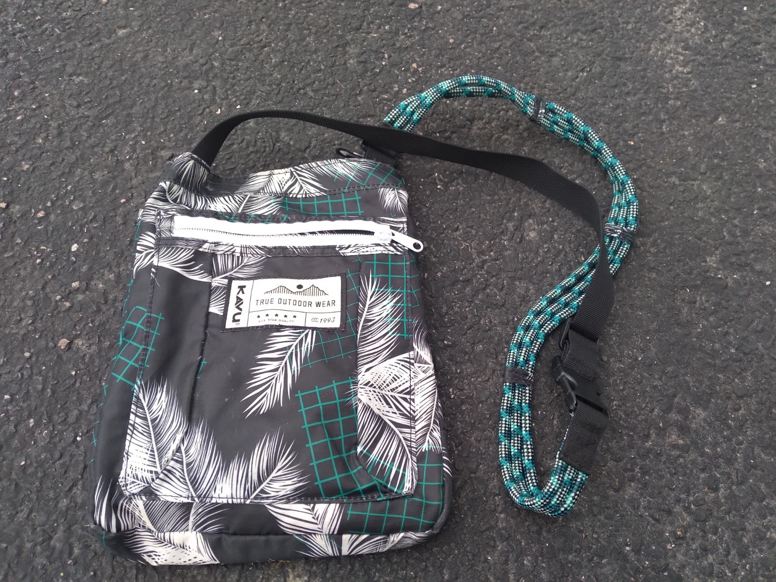 Kavu Crossbody Bag Hawaiian Themed Black Teal White Hiking Outdoor Concert