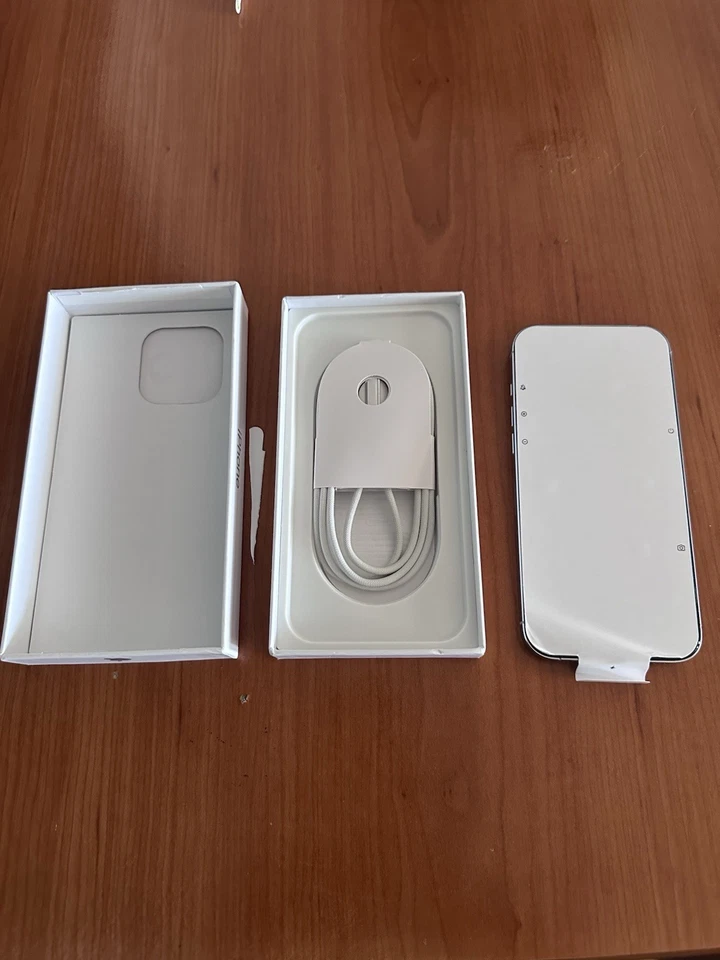 Apple iPhone 16 Pro Max- Negro Y Desert Titanium - Imagen 3 de 4