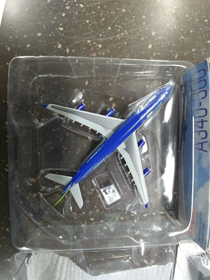 Dragon #55502 1/400 Air Comet A340-300 ~ EC-KAJ (Airline) - Image 2 of 4