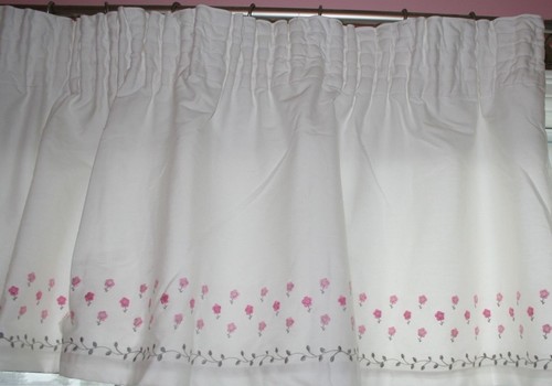 NUEVO Cerámica Granero Niños CENEFA DE FLOR PEQUEÑA bordada $59 18""L X 36-48""W - Imagen 3 de 5