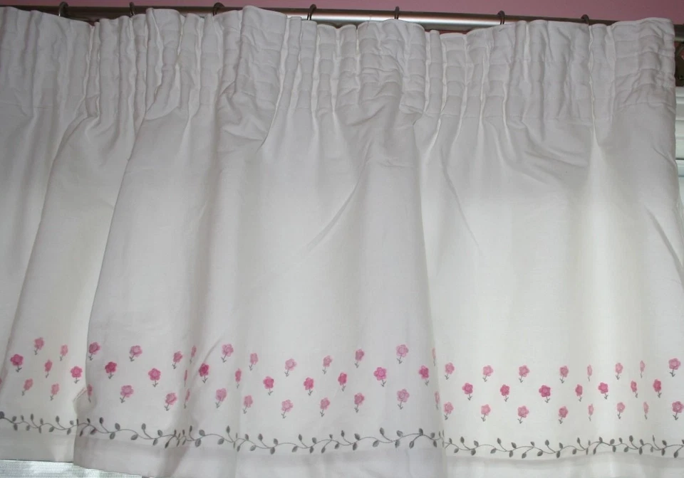 NUEVA CENEFA DE FLORES PEQUEÑAS Pottery Barn Kids bordada $59 18"L X 36-48"W   Foto 3 de 4