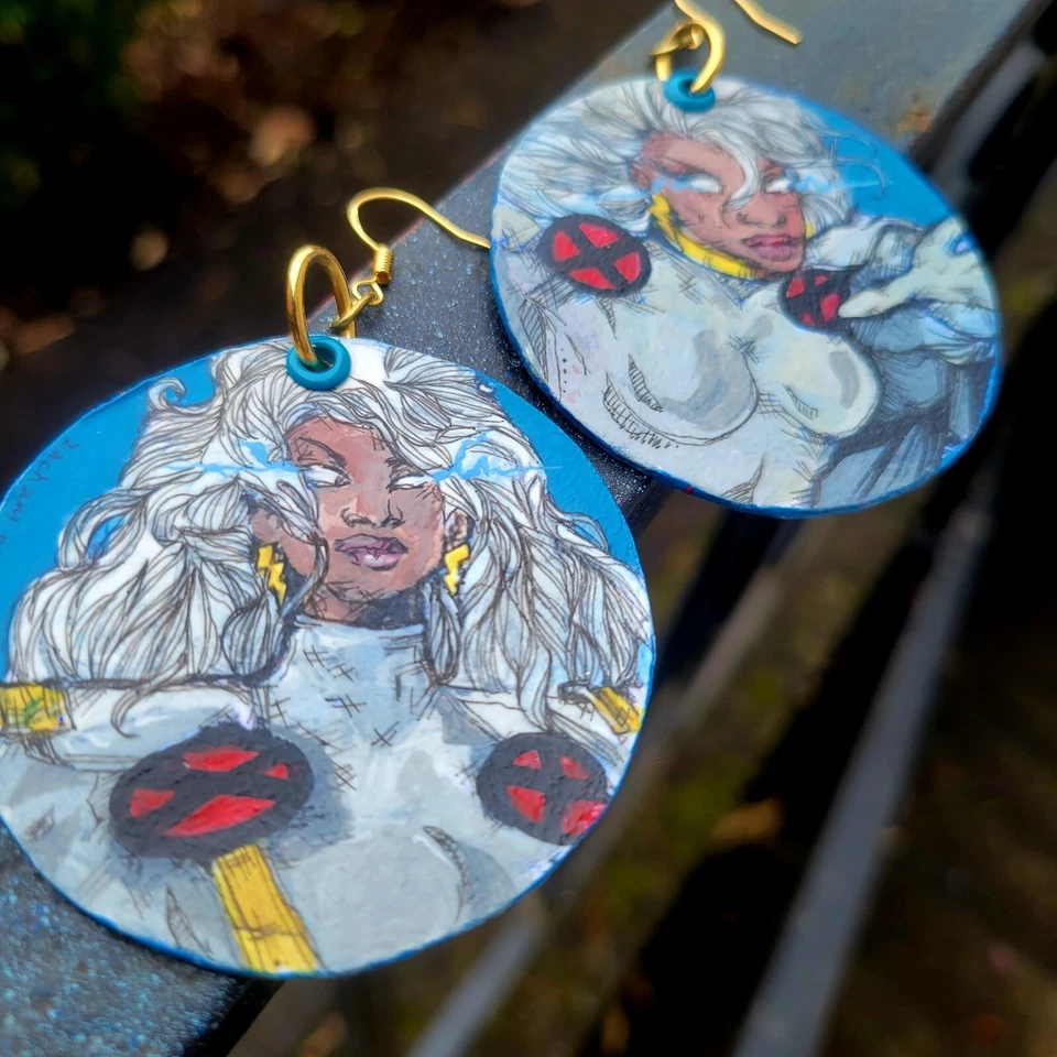 Pendientes hechos a mano pintados Storm Ororo Munroe - X-Men inspirados en cómics Foto 3 de 4