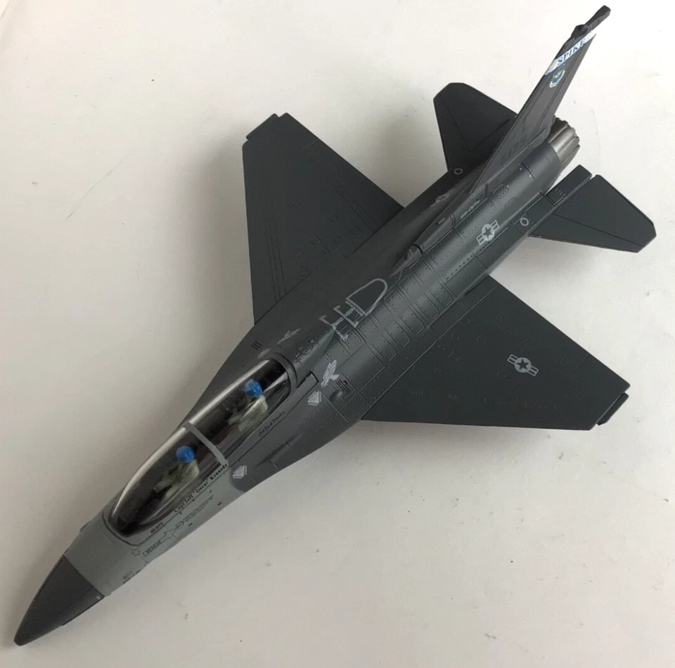 Air Force 1 модели F-16D Fighting Falcon «Оскар Кеннеди» 1:72 литой снят с производства - Изображение 4 из 4