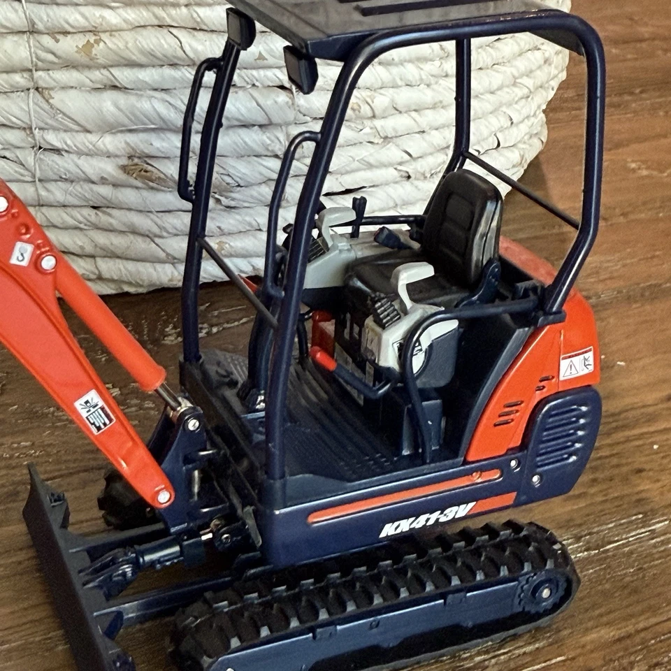 Excavadora Kubota Miniatura Modelo 1/24 KX-41-3V DETALLE EXTREMO - METAL FUNDIDO A PRESIÓN Foto 2 de 4