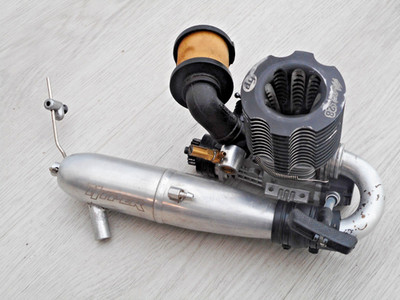 HoBao Hyper ST Mac 28 Turbo Motor mit Vergaser Kupplung Seilzugstarter & Auspuff