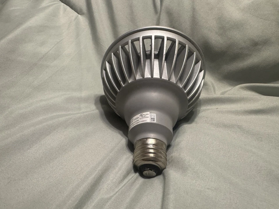 Toshiba LDRB2030WE6USD2 110 W Equivalent LED 20P38-30LFL-UP Bulb - Image 3 of 4