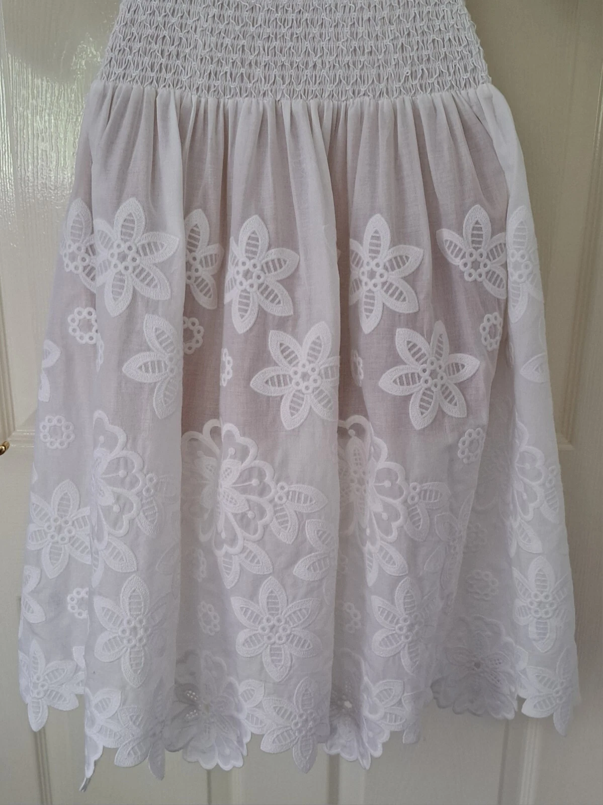 Abito Kate Spade Broderie Anglaise taglia S sopra il ginocchio vita fumè bianco nuovo con etichette