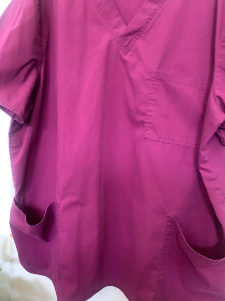 Blusa Médica ScrubStar XL para Hombre Usada en Excelente Condición en Borgoña Foto 3 de 4