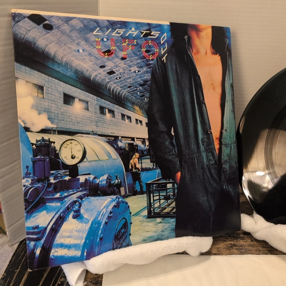 UFO Lights Out CHR-1127 33 RPM LP 1977 Chrysalis Records Vinyl Record Album - Image 2 of 4