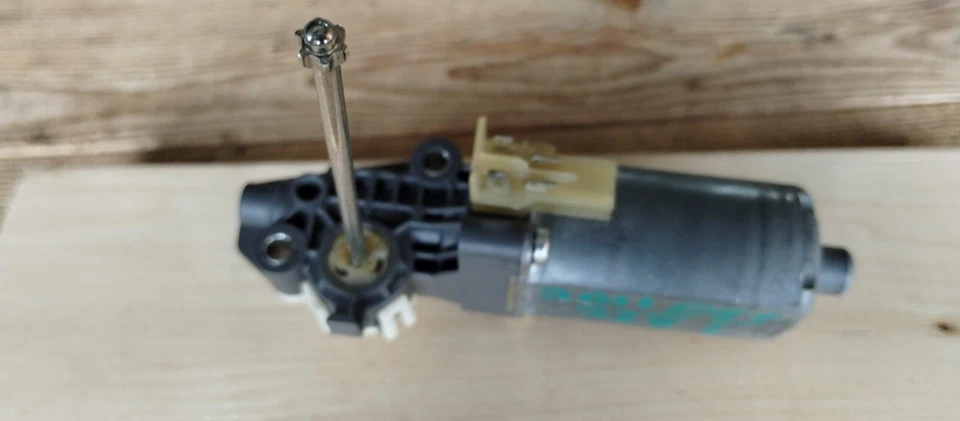 ПРИВОД ДВИГАТЕЛЯ ПОДГОЛОВНИКА ПЕРЕДНЕГО ЛЕВОГО СИДЕНЬЯ BMW E93 E64 3 СЕРИИ 6 ТРАНСФОРМЕР 2000-2013 - Изображение 3 из 4